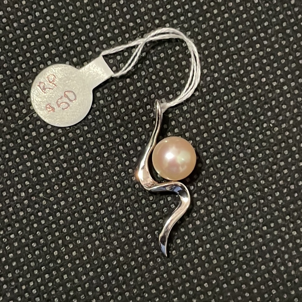 NWT Gorgeous Silver & Pearl Pendant - Picture 2 of 4